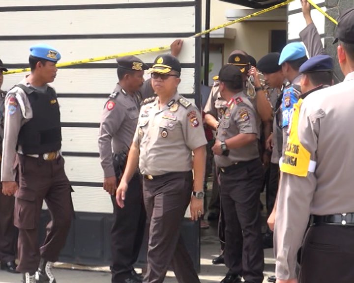 Kapolda Sultra Tinjau Lokasi Pengeboman Rumah Pribadi Walikota, Motif Pengeboman Masih Diselidiki.