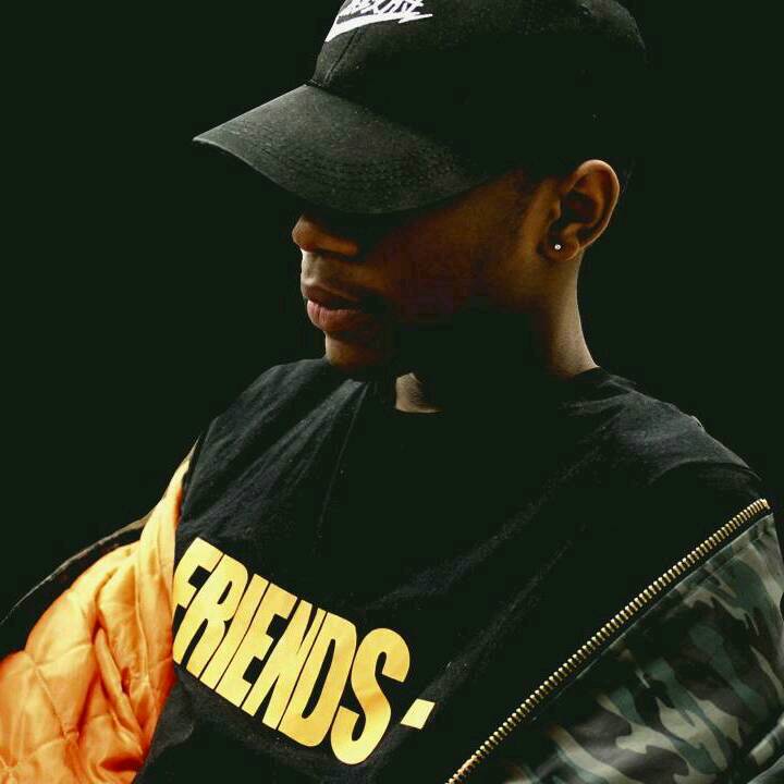 Trappyhmslf's tweet photo. Fell on the come-up, shouts to @vlone for the gear📶 DSR all 17' https://t.co/3YxXy7vQeu