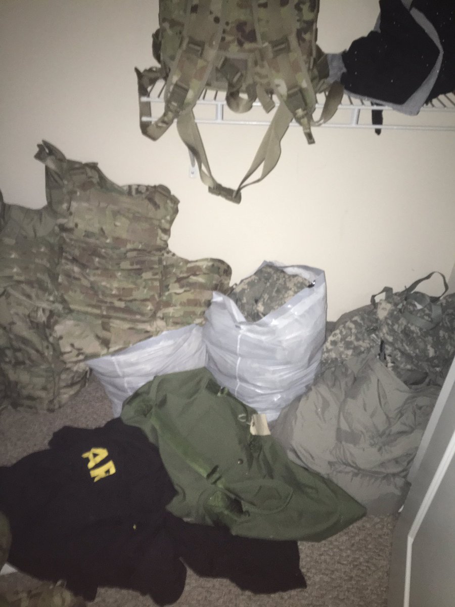 Amber_P13's tweet photo. @dmaMichele Calling out your bullshit. She's in the military lol 😂 @hollynicole513 https://t.co/qhzCBmbeP8