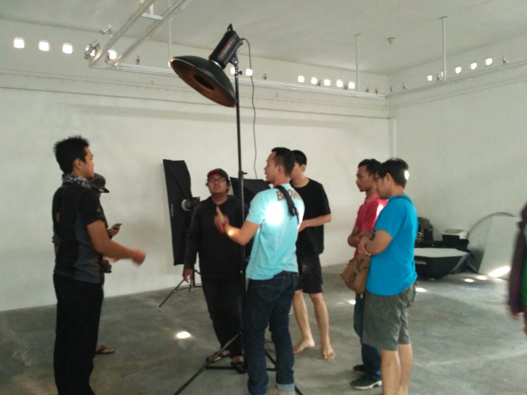 9/2/2017 Rajin deh Kelarin tugas Lighting#2 <a href="/gdewira/">Gde Wira Brahmana</a> @s_pamungkaz <a href="/budeelim/">Kris Budi S. Halim</a> <a href="/bowielha/">pakde</a> + lighting <a href="/raydigitaljogja/">Ray Digital</a>