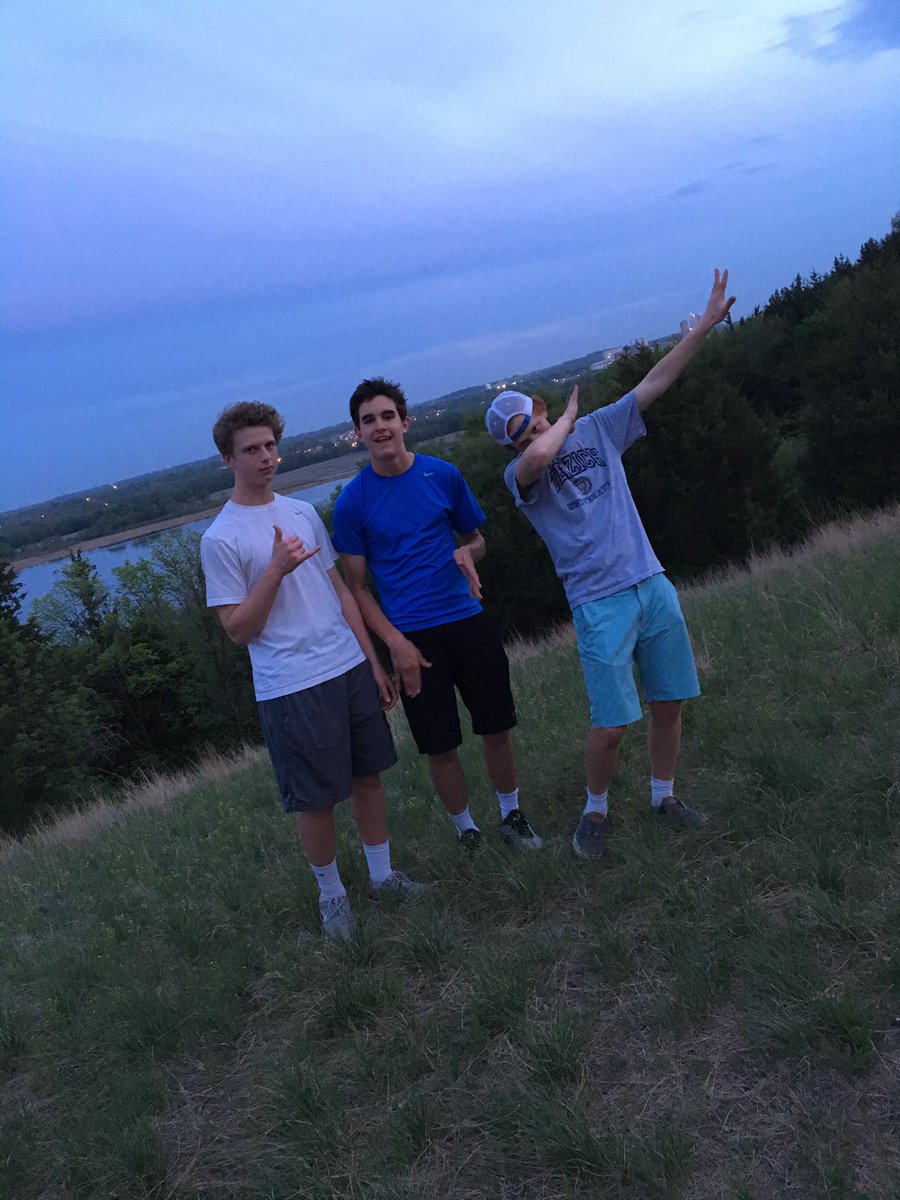 daugherty_cole's tweet photo. Happy birthday dude @j_evans24 #GB 🍔 https://t.co/FPwSA2aTo8