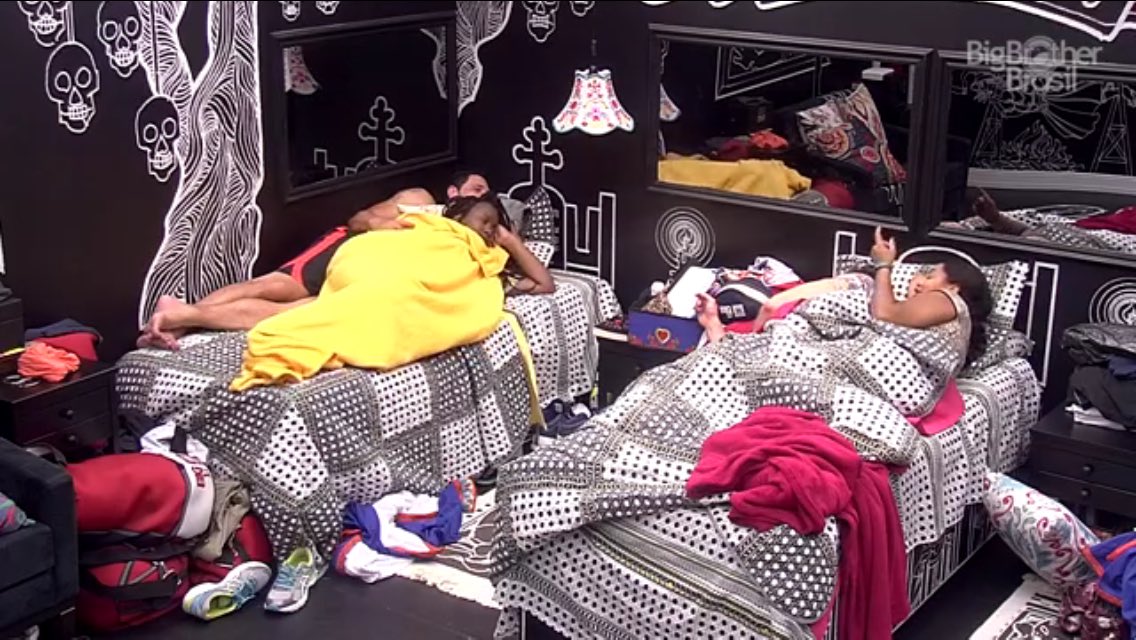 Paulinhank23's tweet photo. Morta feat enterrada com os casais do quarto preto 😂😂😂 #Roniel #Dollis #Robiel #Malis #BBB17 https://t.co/EYDQrGpiPh