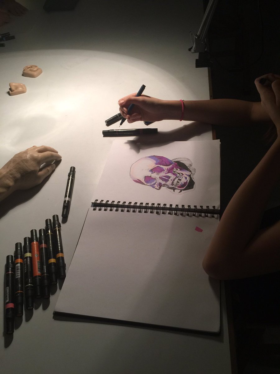 SASartdept's tweet photo. Mr.  Laurence students studying value and anatomy. #artedu #teachart #sasedu #proudteacher #internationalSchools https://t.co/12aeuLrdb6