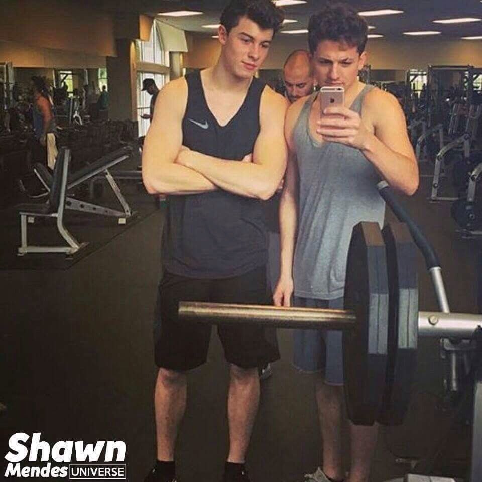 MendesArmyUpd's tweet photo. Shawn and Charlie xx #Here #BestCover #iHeartAwards #ShawnMendes #JFCShawnMendes #KCAFavMaleSinger #KCA2015 #MendesArmy https://t.co/uUIXn6jZRQ