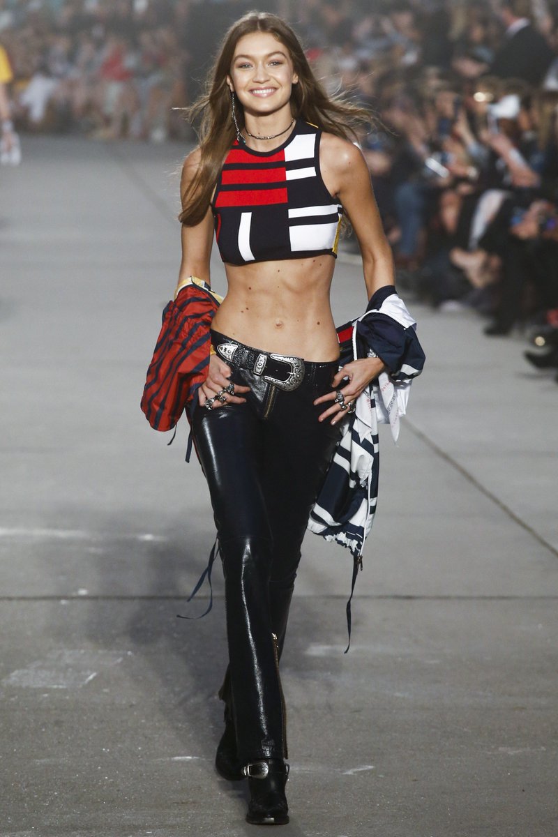 VogueRunway's tweet image. View the entire @tommyhilfiger Spring 2017 collection: vogue.cm/EQBZ1pH