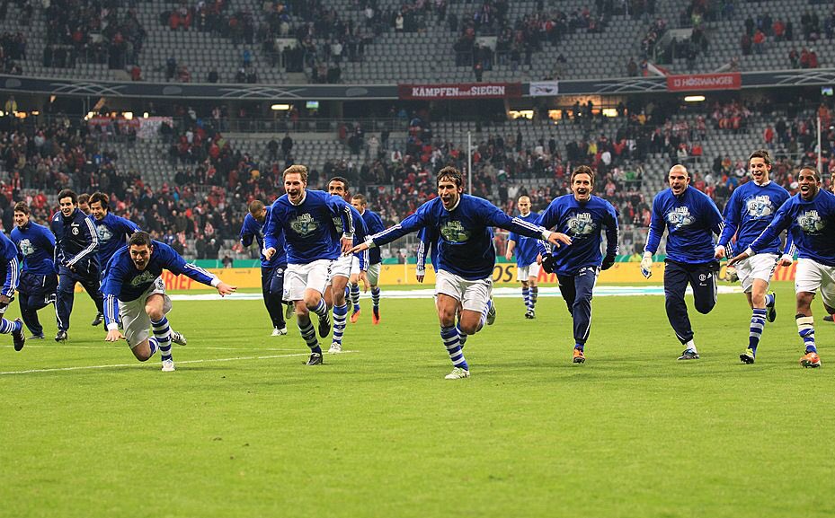 s04's tweet photo. .@FCBayern: Das nennt ihr also "jubeln"? 🤔 Definitionssache. 😉 #HeimspielinMünchen #S04 #FCBS04 https://t.co/vHUsKA3hyA