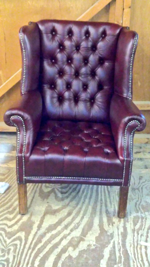 HannamUph's tweet photo. Another recovered #armchair in leather π #upholstery #customfurniture #handmade #furnituredesign #interiordesign #leather #deepbuttoning https://t.co/9w5TsPZJLV