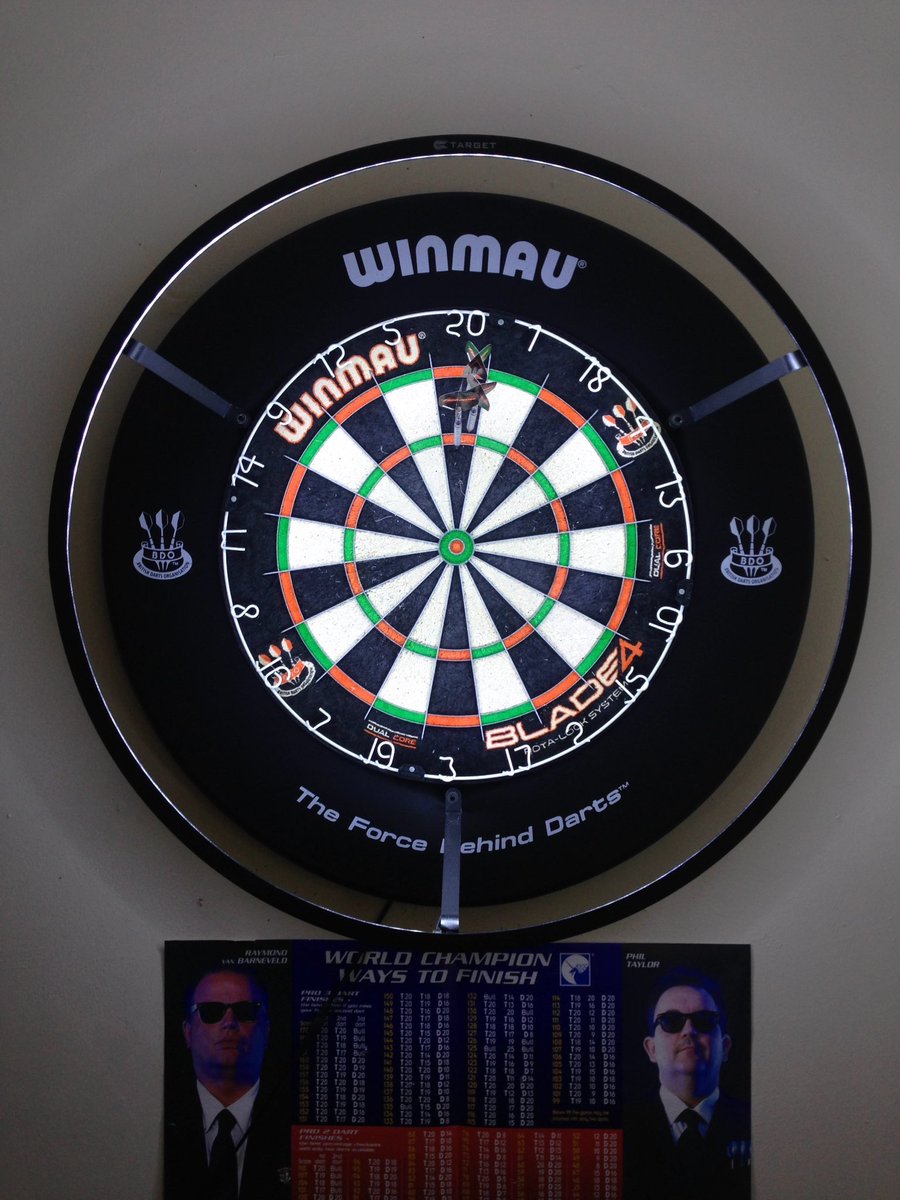JackA180's tweet image. Day off today. Few hours on the board with some good music. Premier League on tv tonight 🎯 #Darts #TargetVision #Winmau