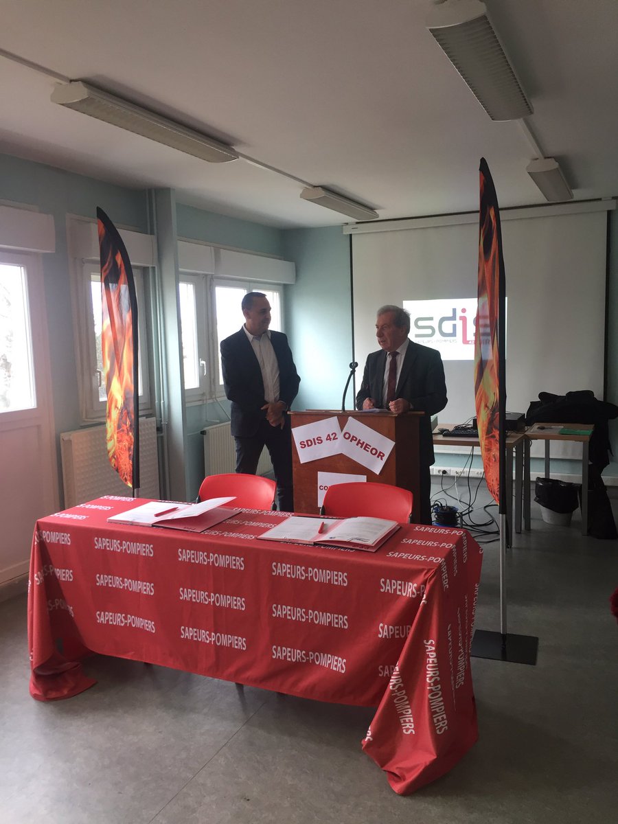 sdis42's tweet photo. Le @sdis42 officialise son partenariat avec #OPHEOR office public de l'habitat @VilledeRoanne pour accès aux logements des #SPV https://t.co/3XhREFmBIX