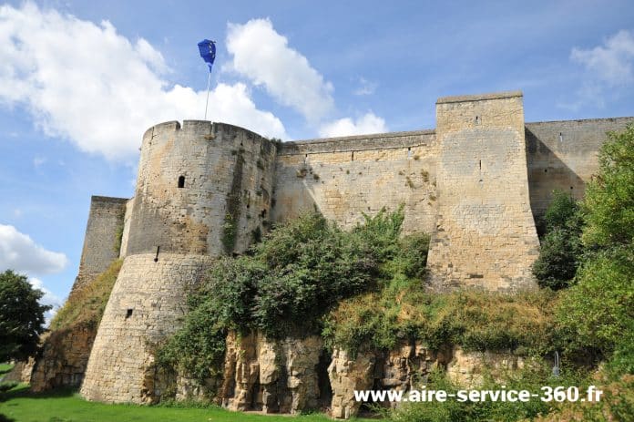 Camping-caristes, découvrez <a href="/CaenOfficiel/">Ville de Caen</a> à 360°, son @CaenMemorial  et ses lieux pittoresques tels que le #chateau bit.ly/2k6VIoo