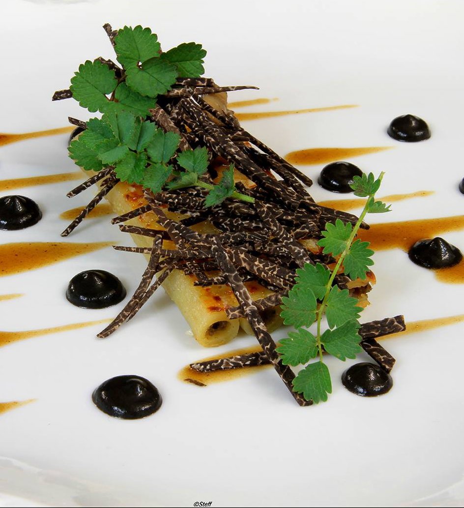 Cahorsvalleelot's tweet photo. #Restaurant Le Gindreau 2 étoiles et @ChateauMercues 1 étoile au @guideMichelinFR ! #Lot #Cahors Réserver ma table: https://t.co/YkSsQVAd6C https://t.co/lPxVh4qGDz