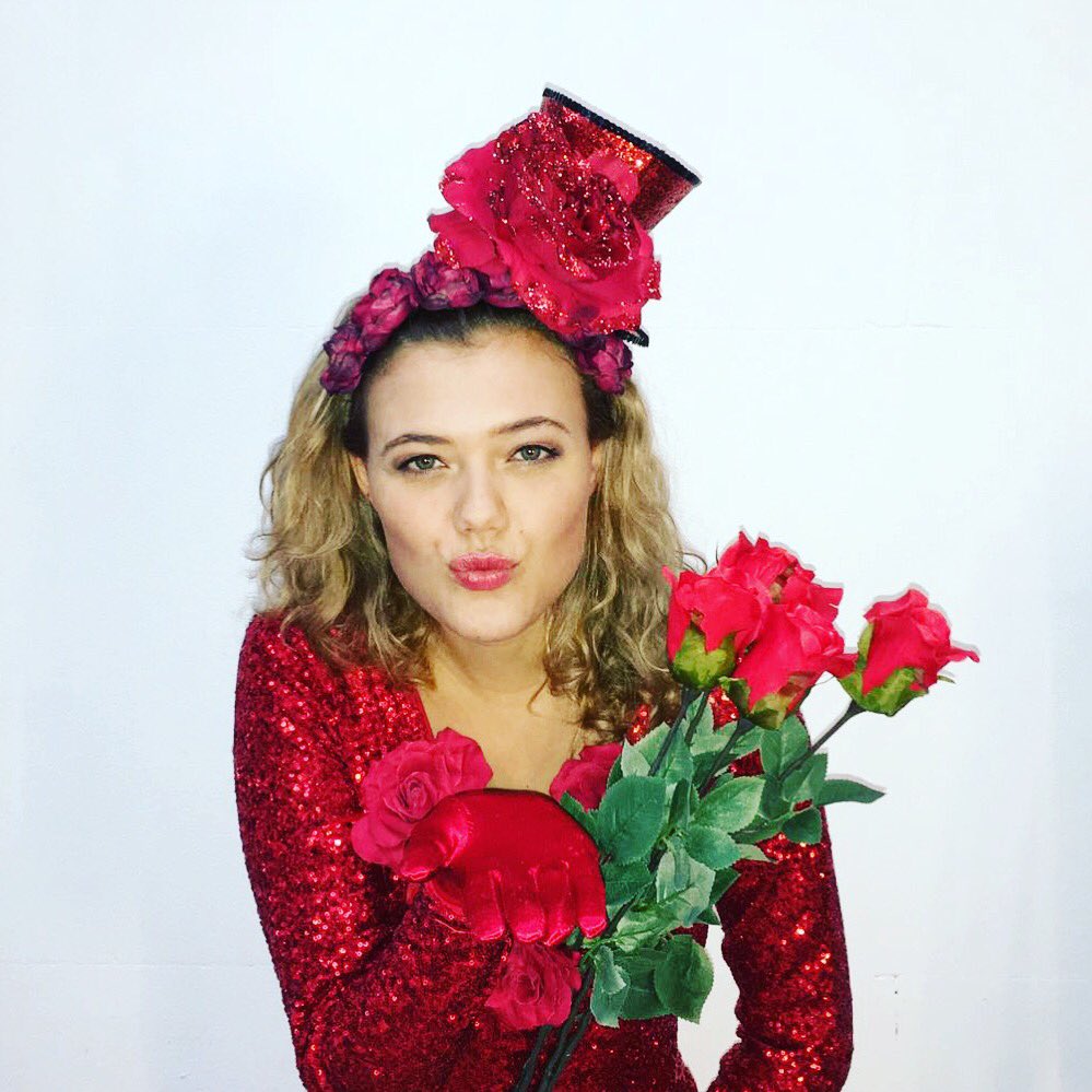 Dit weekend is de Weiert volop in Valentijn sfeer! Onze Valentijnsdames delen gratis rozen uit aan alle bezoekers. #emmen #valentijn