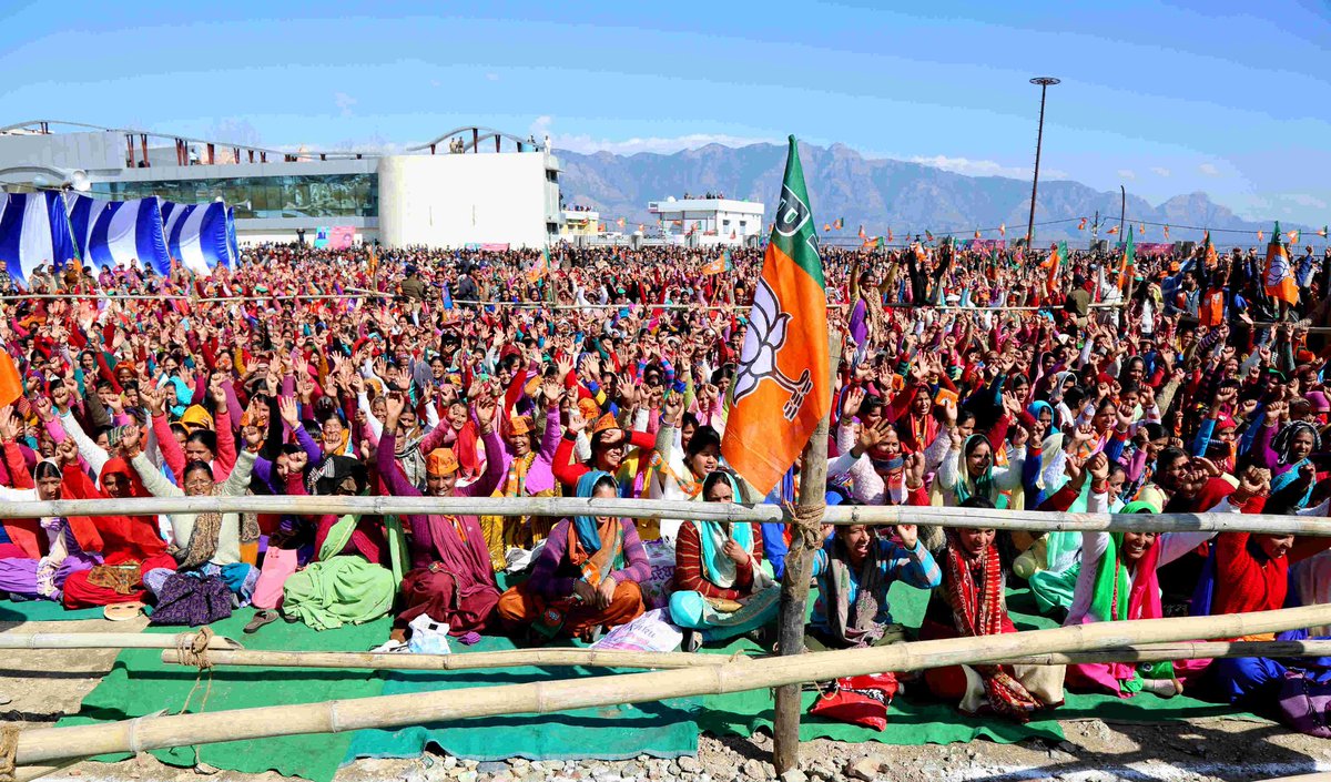 AmitShah's tweet image. ऐसे विशाल जनसमर्थन के लिए मैं टिहरी की जनता का हृदय से आभार व्यक्त करता हूँ, आपके सहयोग से देवभूमि में विकासशील भाजपा सरकार बनने जा रही है|