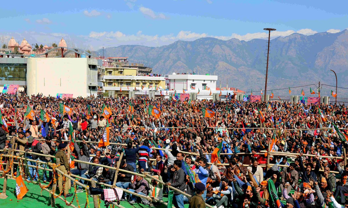 AmitShah's tweet image. ऐसे विशाल जनसमर्थन के लिए मैं टिहरी की जनता का हृदय से आभार व्यक्त करता हूँ, आपके सहयोग से देवभूमि में विकासशील भाजपा सरकार बनने जा रही है|