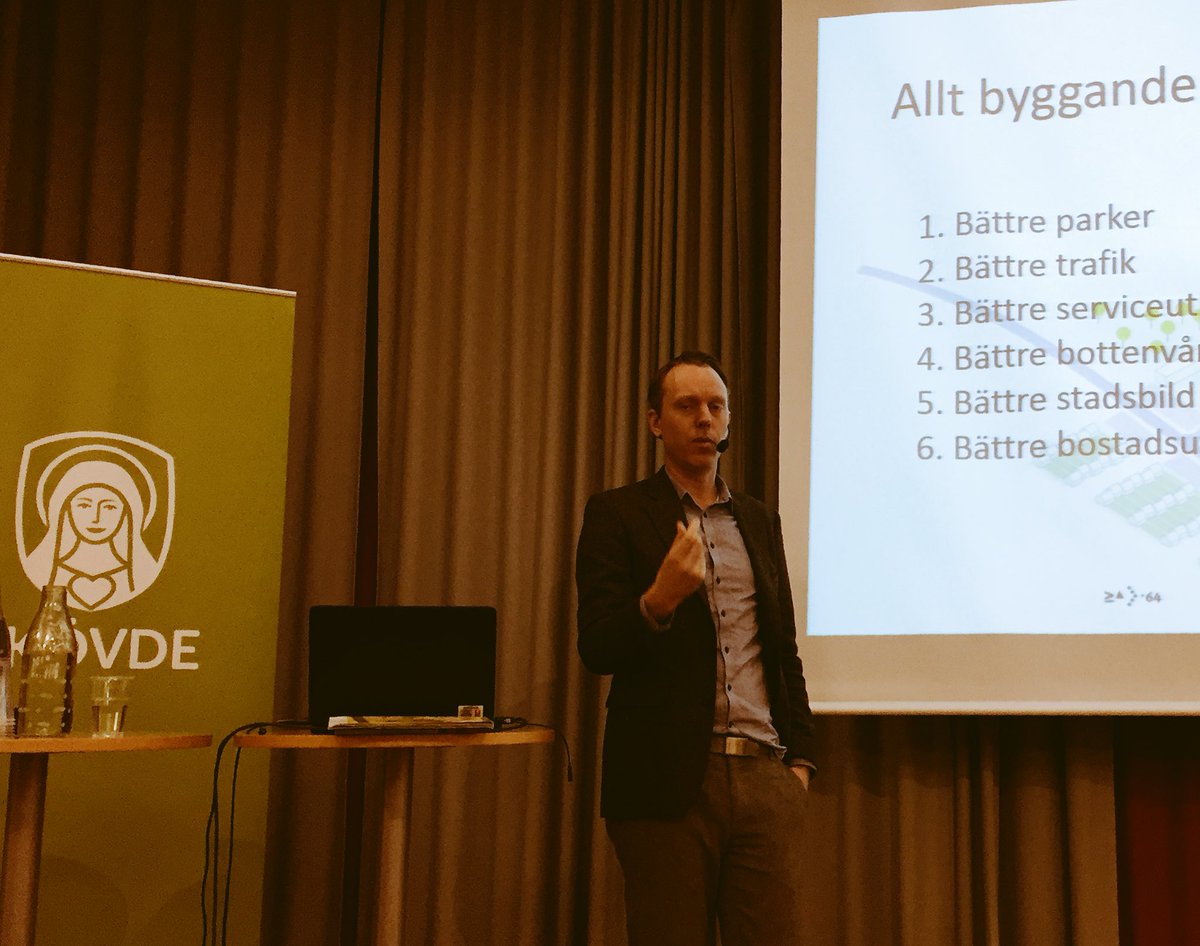 seiving's tweet photo. Alexander Ståhle från KTH pratar om framtidens stad och närhet. Förtäta! #stadsplanering #skövde #Visionsdagen https://t.co/FBf1AhJKRF