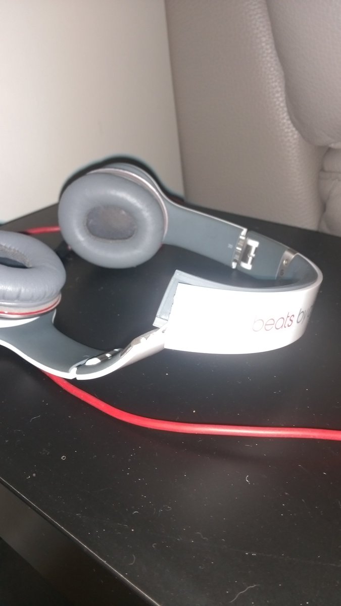 @beatsbydreUK that's two pairs that have snapped in the same place now! Design flaw? Any recommendations for other headphones? #disappointed