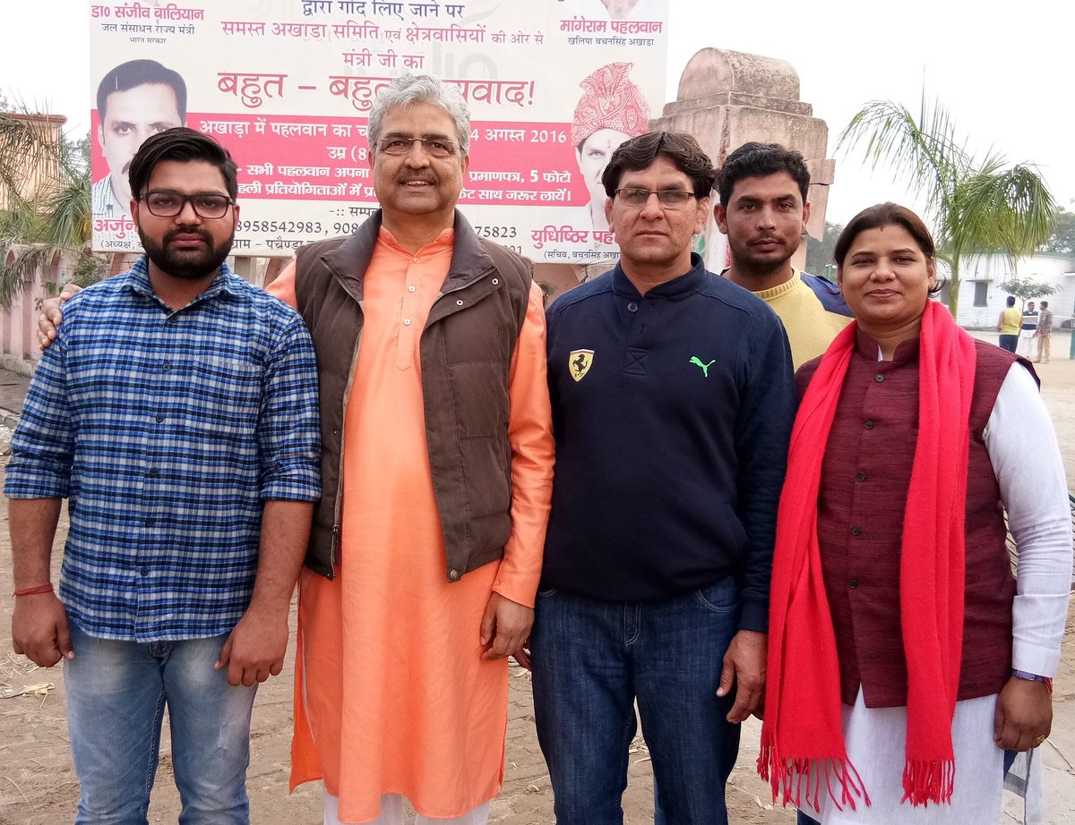 Drmonikabjp's tweet photo. हमारे सांसद महोदय श्री राजा भारतेंद्र सिंह जी पतिदेव युधिष्ठिर पहलवान भतीजो के साथ छाया चित्र ।। @BharatendraBJP @NitinPhelwan #bjp4up https://t.co/prm8BLquui