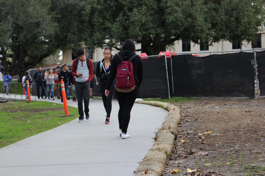 CSULB, what is up with all the green fences? Read my article on the Daily 49er! bit.ly/2koY1o5 #News #49ernow #campusdevelopment