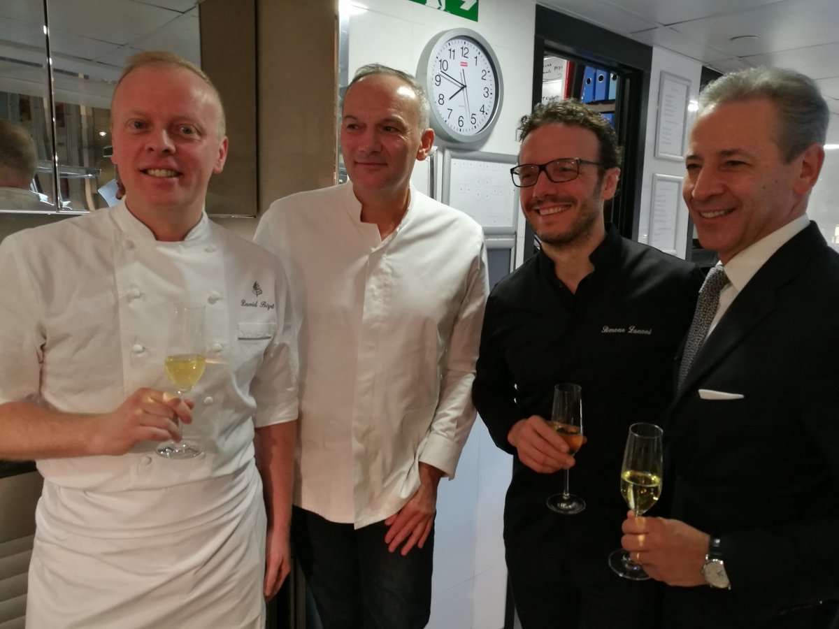 ChefLeSquer's tweet photo. C'est officiel ! Le @FSParis est le 1er hôtel en Europe à avoir 3 restaurants étoilés ! *** Pour le V *Pour le George et *Pour l'Orangerie https://t.co/pDCTEmrBYr