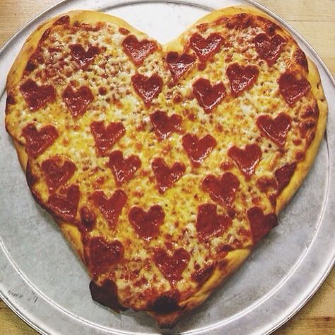 WWSWofficial's tweet photo. Closest way to my heart 🍕💖 #NationalPizzaDay https://t.co/dexFvLdruC