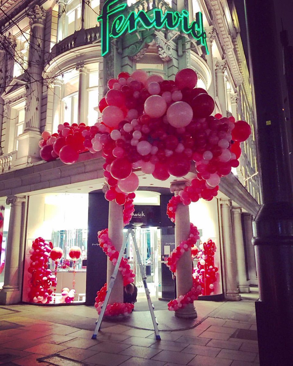 3BubblegumGirls's tweet photo. Late finish for team BB last night ❤️@FenwickBondSt #lovefenwick #ValentinesDay #bubbleballoons #ballooncloud #love #loveourjob https://t.co/MtZnV5wk8o