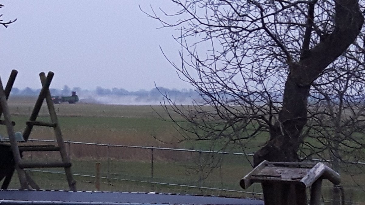 DeHeemen's tweet photo. Veel #vastemest uitrijden vandaag! #weideseizoen  begonnen  #vrijloopstal #potstal #weidevogels  #bodemleven  #crangeweer #samenmetdeburen! https://t.co/nLEzovtJ2C