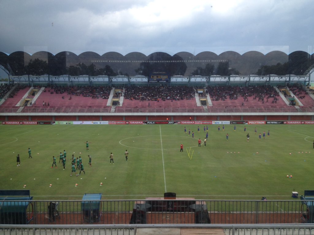 SepakbolaSleman's tweet photo. Sementara itu kedua kesebelasan memasuki lapangan untuk pemanasan #PSSday #COSE #PialaPresiden2017 https://t.co/lpVTUpz6Zi