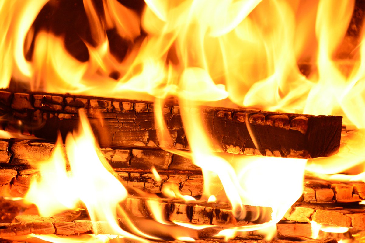 BushcraftCave's tweet photo. How To Build A Fire | Top 5 Fire Lays https://t.co/24X3UylejW https://t.co/SwXq6BqLWc