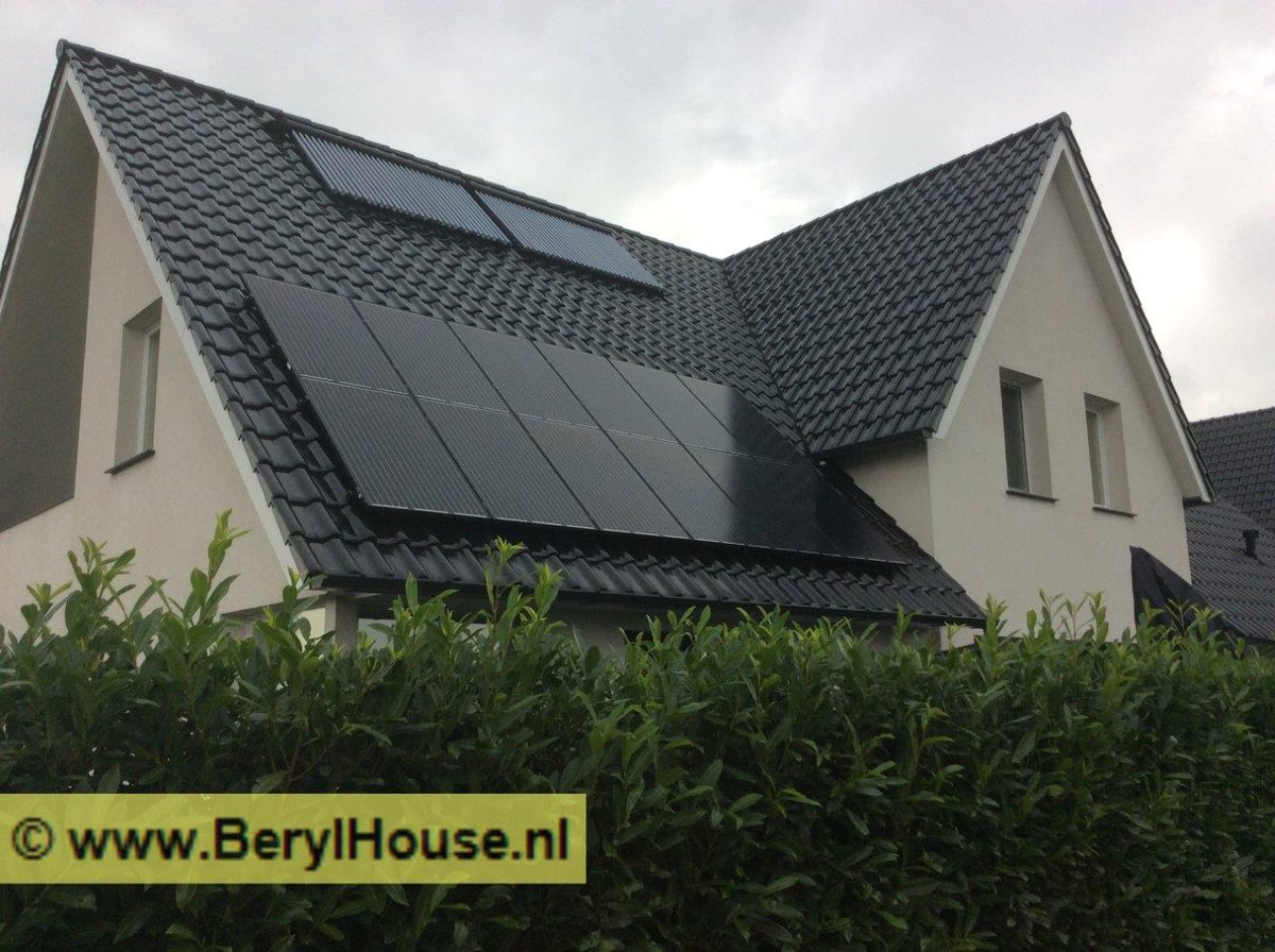 Strakke tweekapper met <a href="/RobenNederland/">Röben Nederland</a> <a href="/RoebenKlinker/">Röben Tonbaustoffe</a> mat zwart verglaasde dakpannen