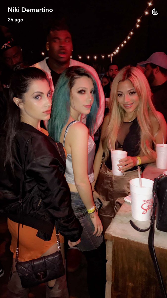 SStephaniiiiee's tweet image. @nikidemar @gabcake @alexdemarrr 
Snatched 🖤💓 for days 😍✨  right here you guys look like triplets lol🎆✨