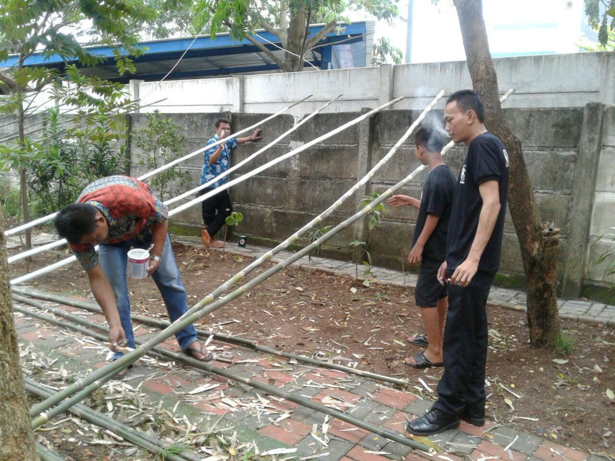 Pemasangan umbul-umbul menyambut HUT Kota Tangerang ke24 #ASIK <a href="/TangerangLIVE/">Tangerang LIVE</a> @HumasTangerang <a href="/Kota_Tangerang/">KOTA TANGERANG</a> <a href="/AriefWismansyah/">Arief R. Wismansyah</a> <a href="/supendivespa/">Supendi 0506</a>