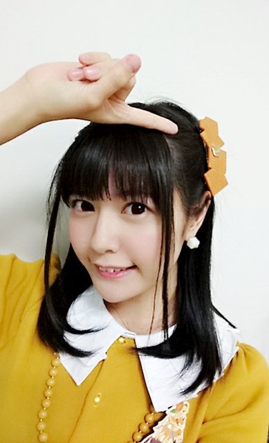 キャラメルのバレッタをつけた竹達彩奈