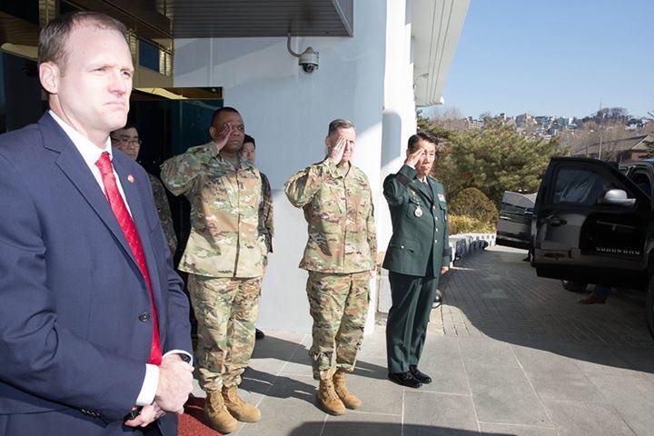 USForcesKorea's tweet photo. CSM Payton welcomed #SecDef Jim Mattis during his first official visit to the peninsula, @usagyongsan,FEB 2 #CSMsays https://t.co/ZXTbjEuUcZ https://t.co/Jtob1eV96B