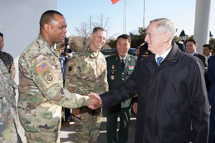 USForcesKorea's tweet photo. CSM Payton welcomed #SecDef Jim Mattis during his first official visit to the peninsula, @usagyongsan,FEB 2 #CSMsays https://t.co/ZXTbjEuUcZ https://t.co/Jtob1eV96B