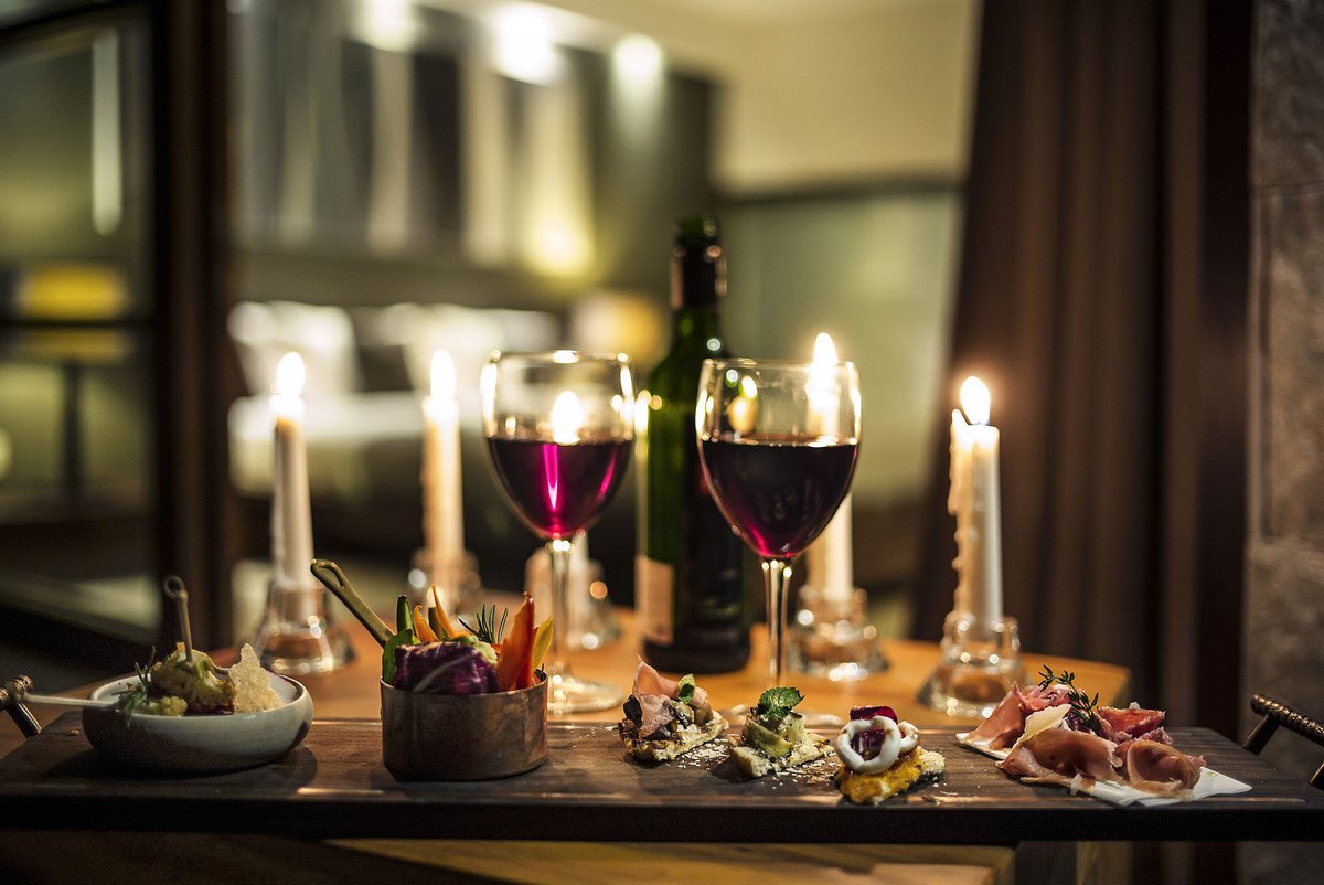 the_layar's tweet photo. Perfection, dinner for 2 in the privacy of your own private villa #thelayar #settimocielobali #elitehavens #anelitehaven https://t.co/IaMKZWdoIQ