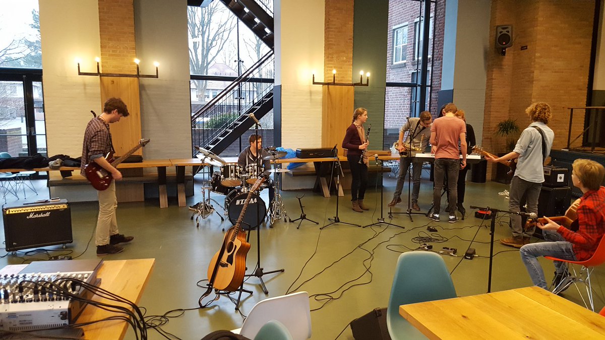 gym_oelbert's tweet photo. Oelbertdag 2017 van start met meer dan 25 workshops #oelbert https://t.co/zUaokhJ301