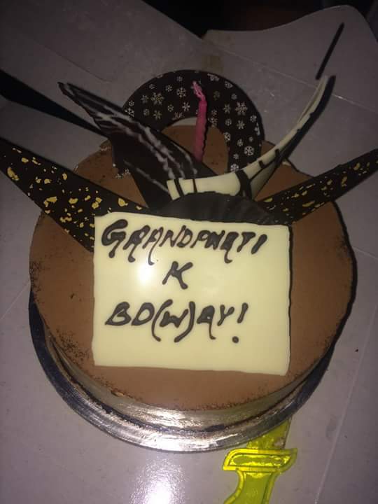 PanduEscobar's tweet photo. When you want to gift your bae a cake,but bharwi aunty is life. https://t.co/HUBSAGpJrx