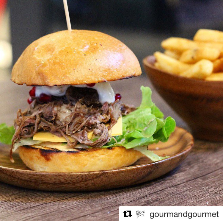 2forkshandpulld's tweet photo. Beautiful fruity pull’d meat burger that can sing🎶 to your taste bud 😋 #2forks #Brisbane #UrbanEatery #FoodHunters#repost 📷@gourmandgourmet https://t.co/f7AbaUbJh5