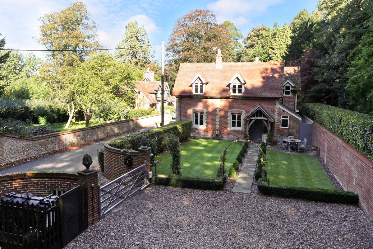 KFBasingstoke's tweet image. EXCHANGED Nutley Lodge in Ashe North Hants! Key selling point for the buyer is the games room above the garage, ideal for his #modelrailways