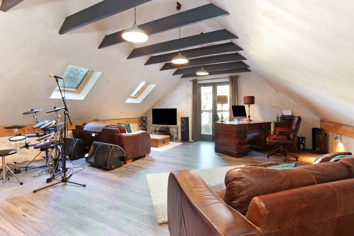 KFBasingstoke's tweet image. EXCHANGED Nutley Lodge in Ashe North Hants! Key selling point for the buyer is the games room above the garage, ideal for his #modelrailways