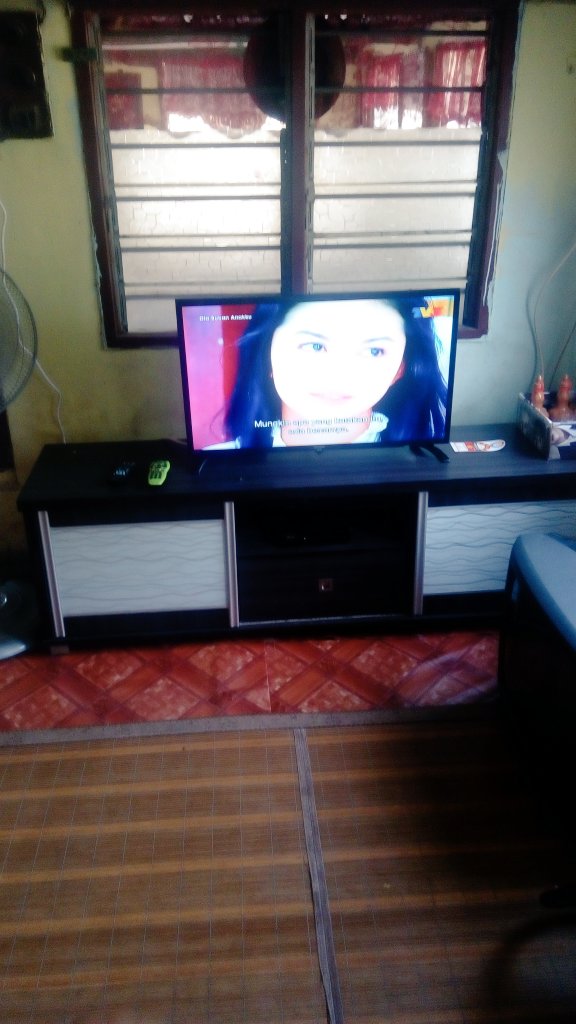 OneySyahril94's tweet photo. Yeayyy 🙌 Akhirnya terlaksana impian Mak nak merasa TV nipis ✅
Biaq lantak pi lah ayaq mata tgok duit,jnji mak abah bahagia 😂😂😂 https://t.co/KGDwzzxXUG