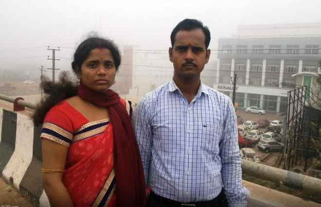NandighoshaTV's tweet photo. #LootAtGunpoint Couple robbed on flyover in Bhubaneswar https://t.co/2o8Zc4LQ4Z
