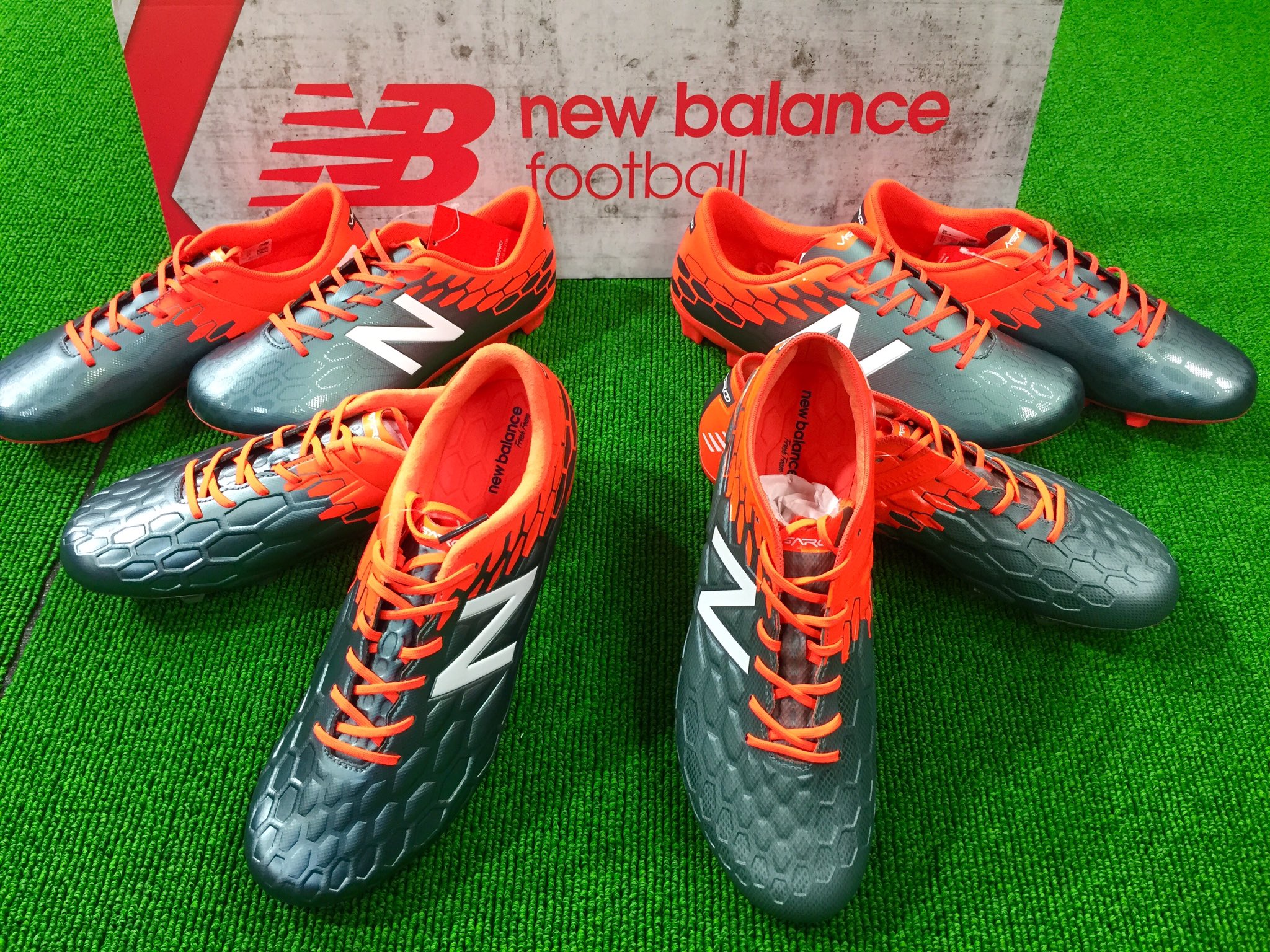 マツダスポーツ 高田店 サッカー フットサル 2月11日販売開始 先行予約受付中 Visaro Furon 今回のカラーはオレンジ グレー フューロンにはかかと ビサロにはアウトの後ろ側に Nbのロゴが入っていてかっこいい Nb