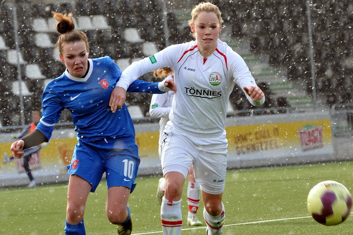 stephenlang8's tweet photo. #ThrowbackThursday 9/2/13 I was at the @FSV_Guetersloh v @FCTwenteVrouwen at @ToenniesArena #wiedenbrück #verysnowy https://t.co/0odpPQMCPt https://t.co/UsfvP52WwO