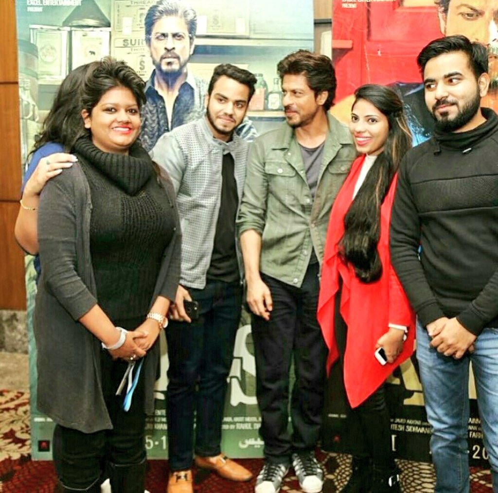 rshah2611's tweet photo. Snapshot: Shah Rukh Khan (@iamsrk)snapped with lucky fans during #Raeespromotions in Delhi.
Via : https://t.co/mUWpV4dKa5 https://t.co/ig8mU3LQWA