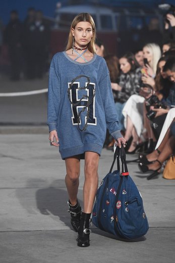 TommyHilfiger's tweet photo. Cool girl Cali style🌴On one of our west coast favorites @haileybaldwin  #TOMMYNOW #TOMMYXGIGI https://t.co/Am7K5mB9Tq
