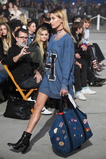 TommyHilfiger's tweet photo. Cool girl Cali style🌴On one of our west coast favorites @haileybaldwin  #TOMMYNOW #TOMMYXGIGI https://t.co/Am7K5mB9Tq
