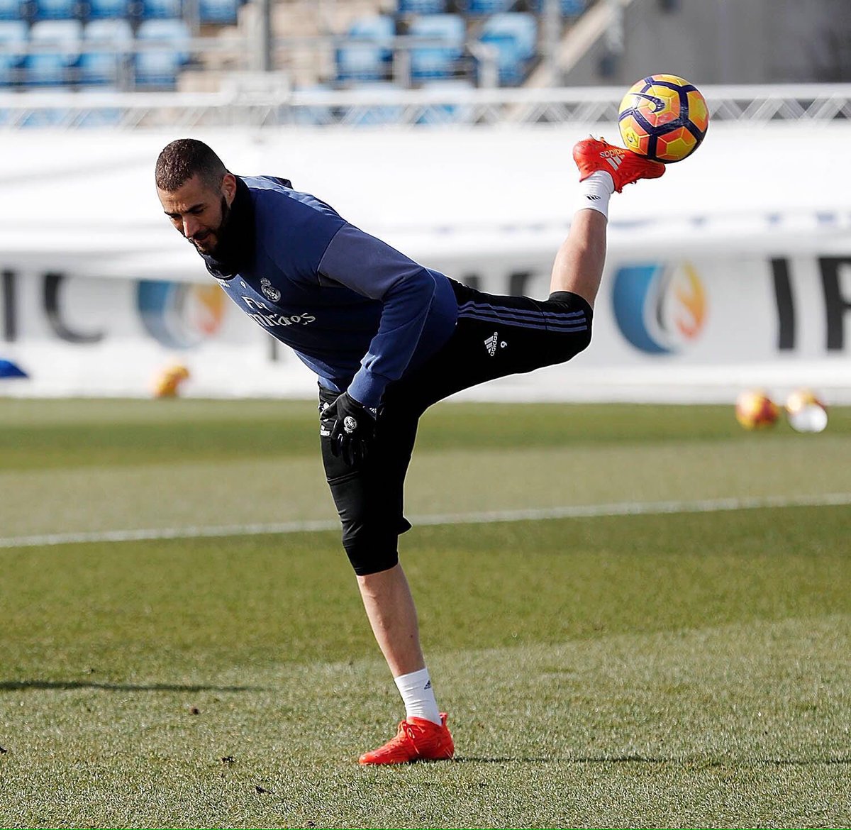 Benzema's tweet photo. 😎⚽️ #KBNueve @realmadrid #StrikeThePose #HalaMadrid https://t.co/QEHYzFY7A7