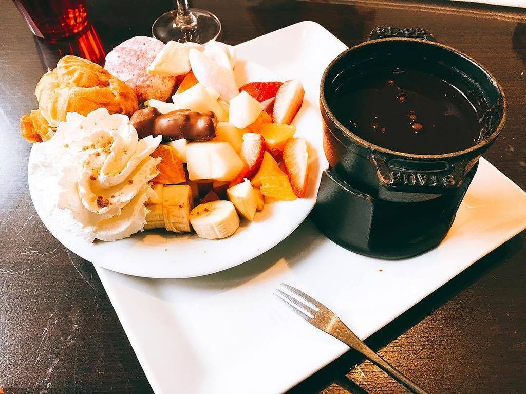 Emmanaud's tweet image. Chocolate fondue 👌🏻😊 #foodporn #chocolate #fondue #winter #paris #biglunch ift.tt/2ls5IKm