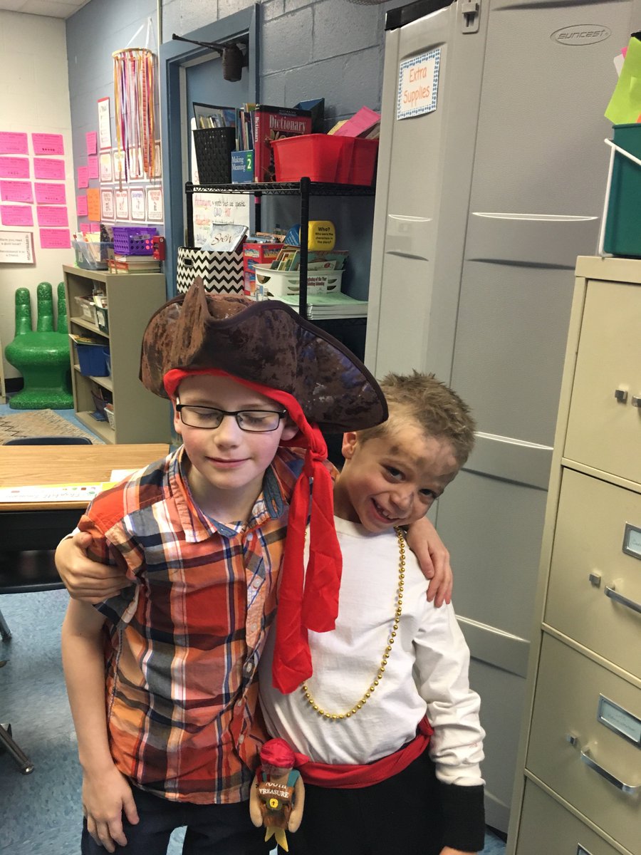 mrsjacksonNorth's tweet photo. Pirates ready for Carolyn Crimi!! #authorpresentation #starhuskiesread @murksmusings https://t.co/0QMBlKUWuY